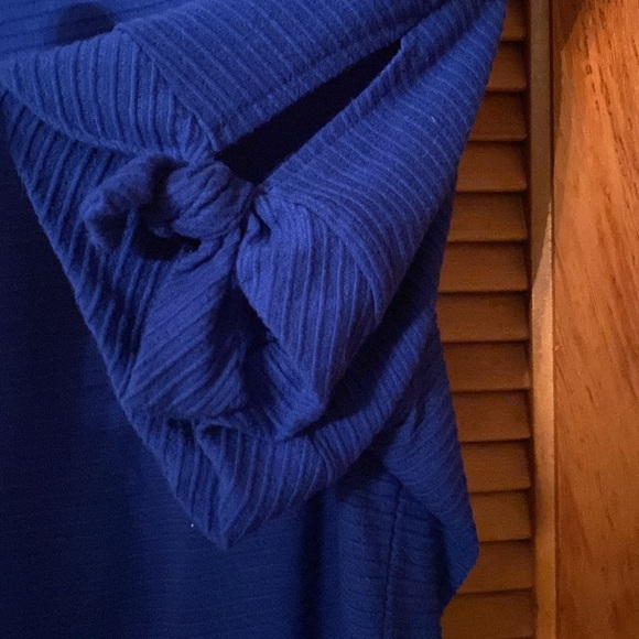 Woman’s Top - Picture 3 of 4